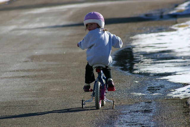 dítě na kole
